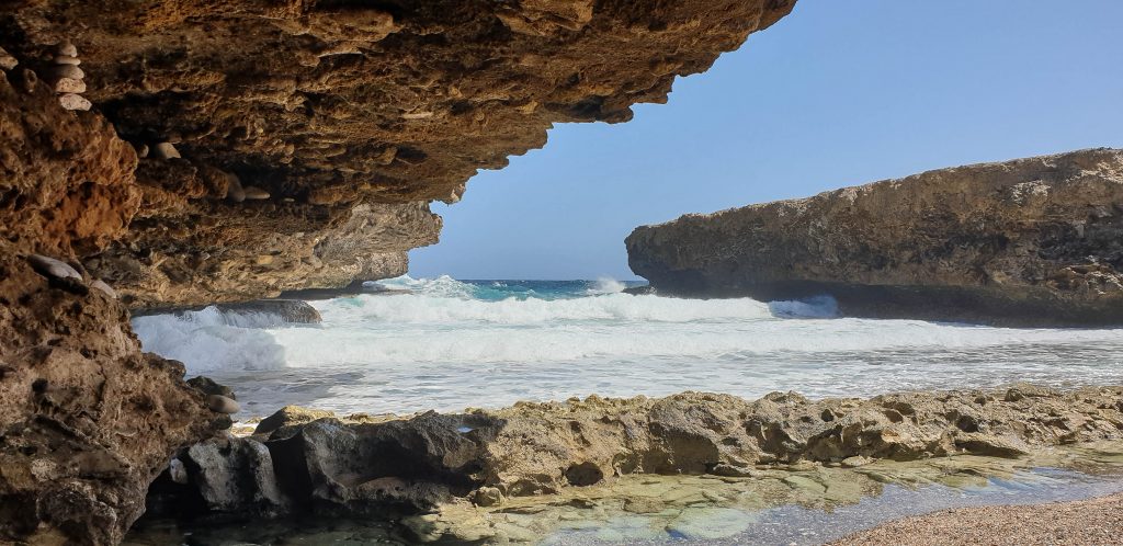 De noordkust van Curaçao met prachtige rotsformaties en woest opspattende golven.