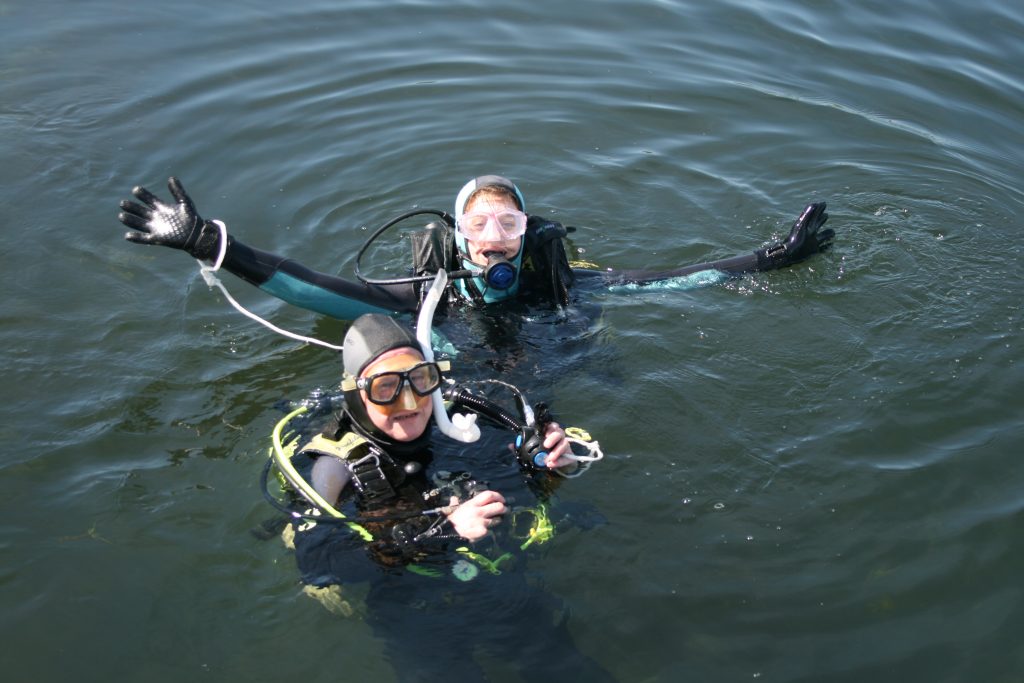 twee duikers hebben een geslaagde duik gemaakt. Vaardigheden 1*-opleiding.